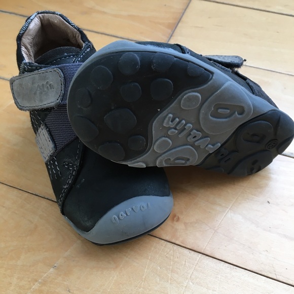 Baby shoes barely worn - Picture 2 of 2